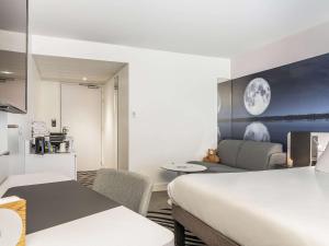 Кухня или мини-кухня в Novotel Deauville Plage
