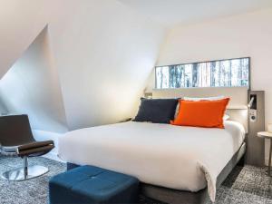 Кровать или кровати в номере Novotel Deauville Plage