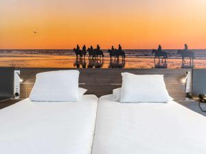 Кровать или кровати в номере Novotel Deauville Plage