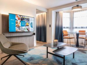 Телевизор и/или развлекательный центр в Novotel Deauville Plage