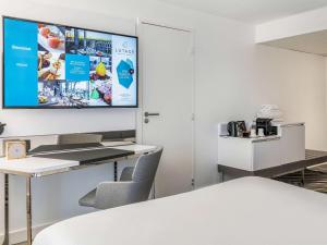 Телевизор и/или развлекательный центр в Novotel Deauville Plage