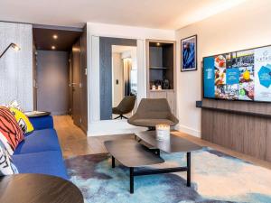 Телевизор и/или развлекательный центр в Novotel Deauville Plage