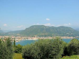 Vista generica sulle montagne o vista sulle montagne dall'interno della casa vacanze