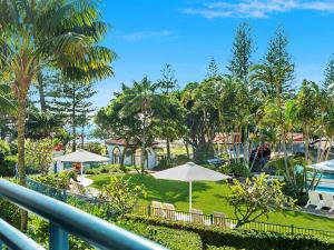 Calypso Plaza Resort Unit 215外面的花园