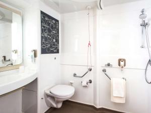 Bathroom sa ibis Birmingham Bordesley