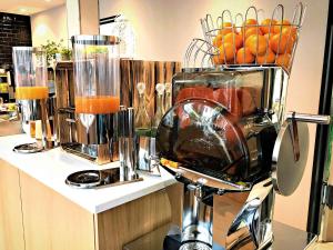 a kitchen counter with a blender and oranges on it at Mercure Hotel Kaiserhof City Center in Frankfurt