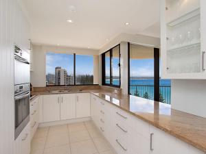 una cucina con armadi bianchi e vista sull'oceano di Carool Unit 25 a Gold Coast