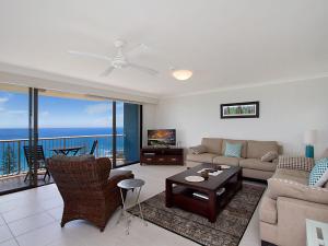 un soggiorno con divano e tavolo di Carool Unit 25 a Gold Coast