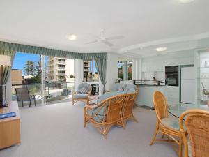 una cucina e un soggiorno con tavolo e sedie di Classique Unit 3 a Gold Coast