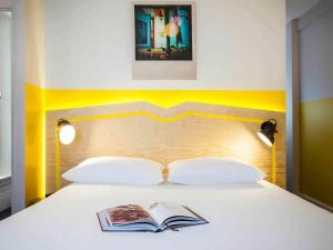 Postel nebo postele na pokoji v ubytování ibis Styles Paris Nation Porte De Montreuil
