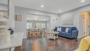 sala de estar con sofá azul y mesa en Heart of NPB, en North Palm Beach