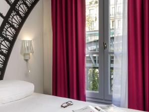 巴黎埃菲爾鐵塔康布羅納宜必思尚品酒店房間的床