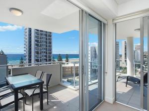 d'un balcon avec une table et des chaises et une vue sur l'océan. dans l'établissement Eden Apartments Unit 901, à Gold Coast