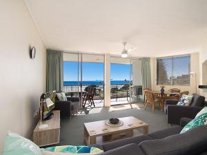 ein Wohnzimmer mit Meerblick in der Unterkunft Kingston Court Unit 11 in Gold Coast