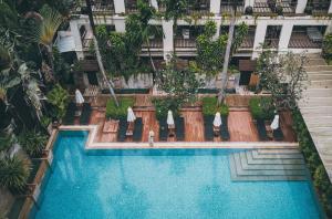 Der Swimmingpool an oder in der Nähe von Burasari Phuket Resort & Spa