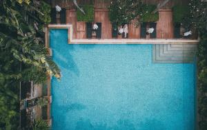 Der Swimmingpool an oder in der Nähe von Burasari Phuket Resort & Spa