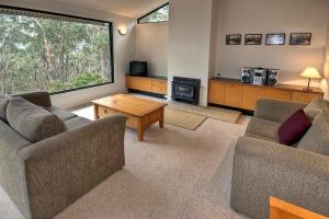 Sala de estar con 2 sofás y mesa en Delmonte, en Medlow Bath