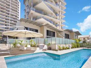 una piscina frente a un gran edificio en Maili 6 Luxury sky home, en Gold Coast