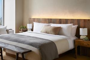 Postel nebo postele na pokoji v ubytování 1 Hotel West Hollywood