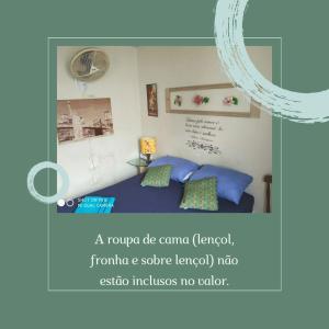 若昂佩索阿的住宿－Ap. do LeoSan，客房配有带蓝色枕头的床。