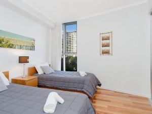 una camera da letto con due letti e una finestra di Reflections tower 2 Unit 401 a Gold Coast Altre 12 foto