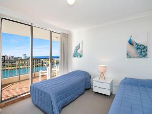 A bed or beds in a room at Seascape Unit 1402 - Great location and amazing water views