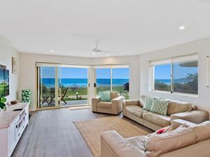 黃金海岸的住宿－Tahnee Court Unit 3，一间带沙发和椅子的客厅,享有海景。