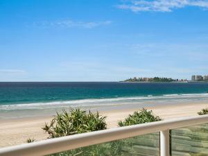 un apartamento en condominio con vistas a la playa desde el balcón en Solaya Unit 6, en Gold Coast