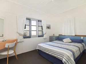 A bed or beds in a room at Tondio Terrace Flat 2 - Neat and tidy budget accommodation, easy walk to the beach