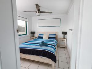
A bed or beds in a room at WHITE WAVES 5 - ABSOLUTE BEACHFRONT IN HASTINGS POINT
