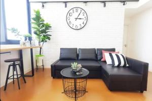 A seating area at The Hub SS2 - 1 Bedroom Suite