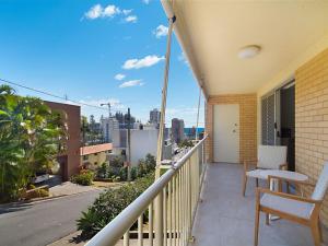 uma varanda com vista para a cidade em Woobera Unit 14 em Tweed Heads