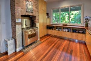 eine Küche mit Backofen und Ziegelwand in der Unterkunft Finchley in Blackheath