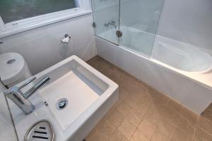 ein Badezimmer mit Waschbecken, Dusche und Toilette in der Unterkunft Finchley in Blackheath + 12 Fotos