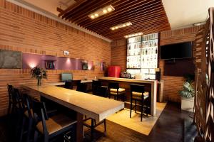 ボゴタにあるMercure Bogota BH Zona Financieraのレストランのテーブルと椅子付きのバー