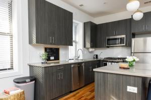 Classic DePaul 2BR with Full Kitchen by Zencity