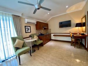 - un salon avec un canapé et une table dans l'établissement Central Hotel & Residences Swimming Pool, à Hô-Chi-Minh-Ville