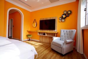 A television and/or entertainment centre at Dafu Qiandai Manor