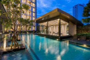 uma piscina em frente a um edifício em Arden Hotel and Residence by At Mind em Pattaya Central