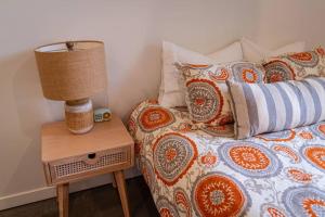 un letto con cuscini e una lampada su un comodino di Studio on the Fairway Chewelah Golf Course a Chewelah