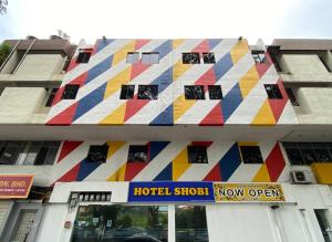 um edifício com um mural colorido ao lado em Shobi Hotel Johor Bahru Near CIQ JB em Johor Bahru