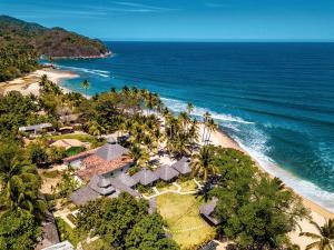 una vista aerea su un resort e sull'oceano di Amaca Beach Hotel - Eco Resort Quiimixto a Quimixto