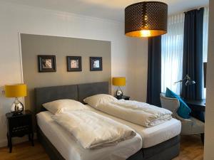 1 dormitorio con 2 camas y almohadas blancas en Hotel Hagspihl en Quakenbrück