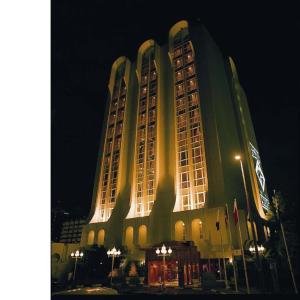 杜拜的住宿－Al Khaleej Palace Deira Hotel，一座在晚上有灯的大建筑