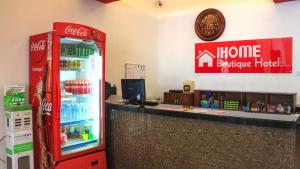 einem Coca-Cola-Kühlschrank in einem Geschäft in der Unterkunft Ihome Boutique Hotel in Seri Kembangan