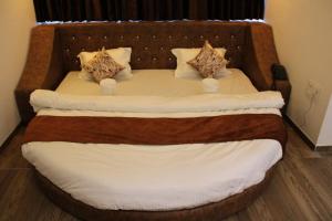 A bed or beds in a room at Hotel The Grand Piano - Best Business Hotel in Patan