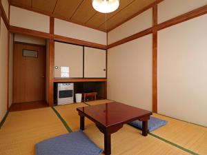 una sala de estar con una mesa en el centro en Lodge Yashiro, en Yuzawa