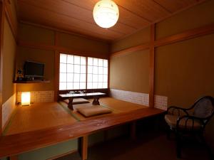 een kamer met een houten tafel en een raam bij Lodge Yashiro in Yuzawa +10 foto's