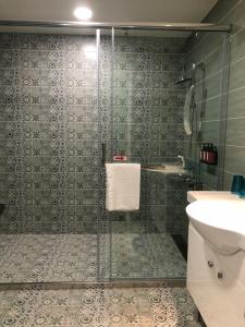 A bathroom at Dafu Qiandai Manor