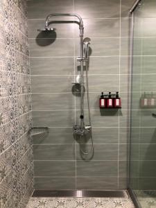 A bathroom at Dafu Qiandai Manor